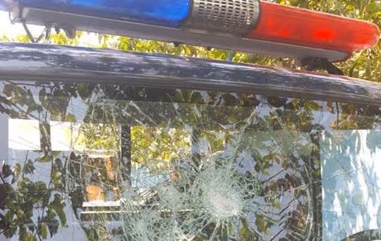 Cidadãos detidos por vandalismo a uma viatura da Polícia Nacional e ferimento a agentes