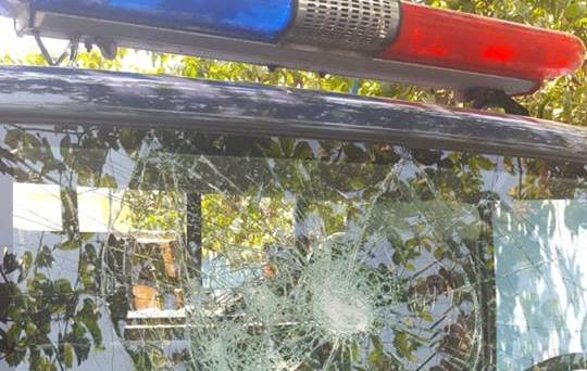 Cidadãos detidos por vandalismo a uma viatura da Polícia Nacional e ferimento a agentes