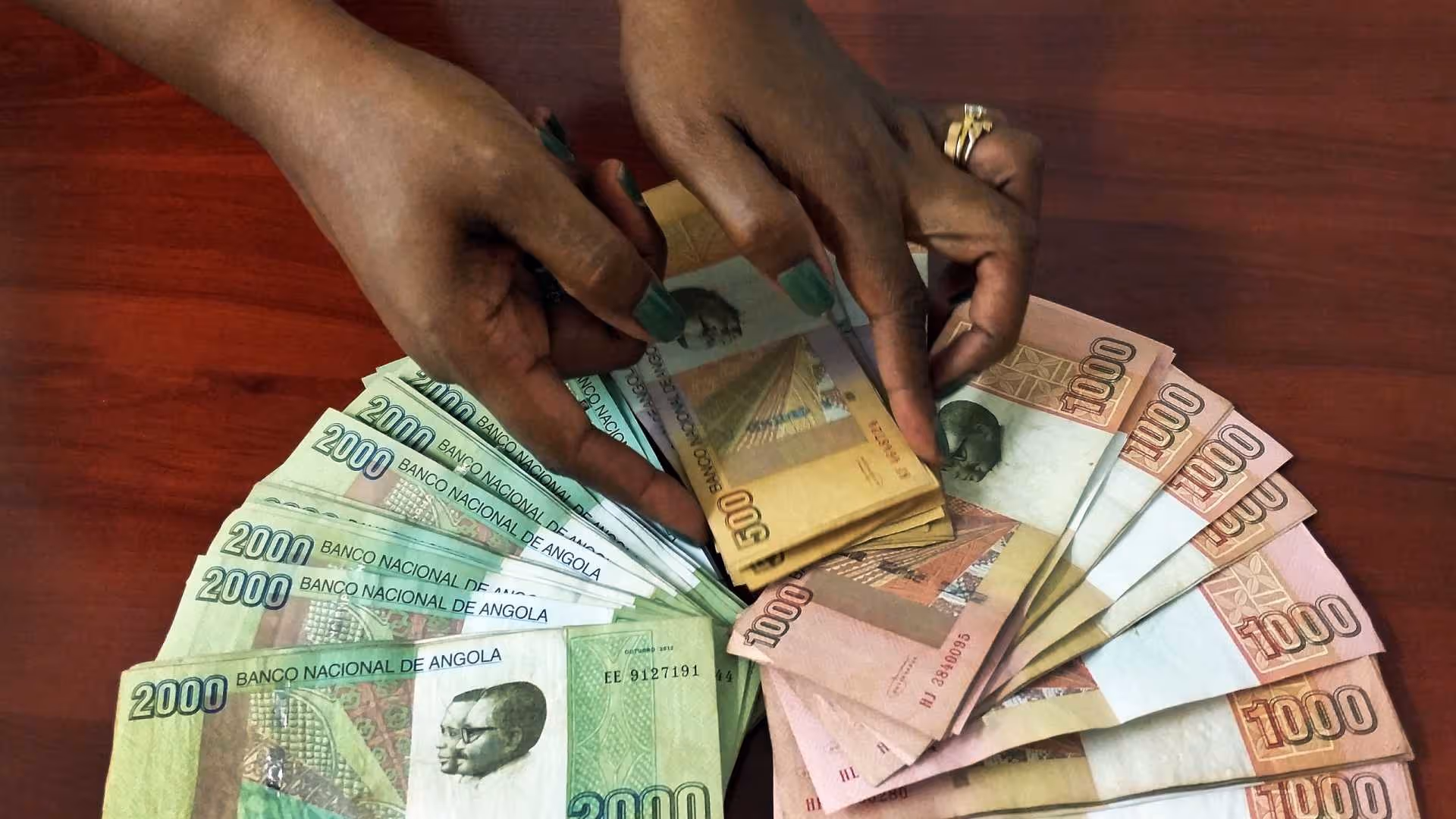 Angola coloca 16,25 milhões euros no mercado, kwanza valoriza-se face ao dólar