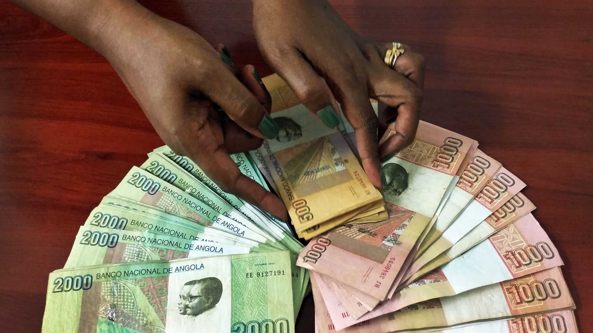 Angola coloca 16,25 milhões euros no mercado, kwanza valoriza-se face ao dólar