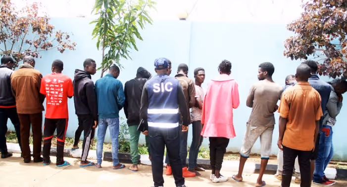 SIC detém 5 funcionários que facilitavam emissão de BI a cidadãos da RD Congo