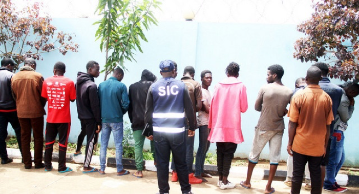 SIC detém 5 funcionários que facilitavam emissão de BI a cidadãos da RD Congo