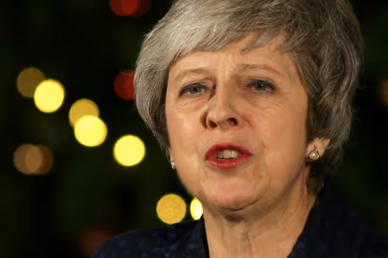 May vence moção de censura