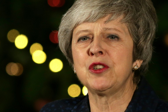 May vence moção de censura