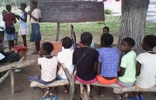 Huíla: Milhares de crianças podem voltar a estudar debaixo de árvores no município do Quipungo