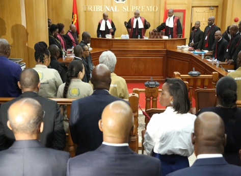 Tribunal suspende julgamento por falta de tradutor
