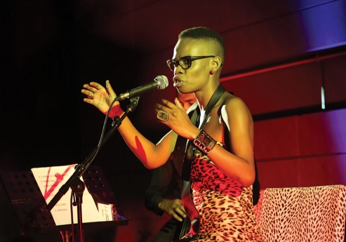 Irina Vasconcelos oferece concerto intimista para homenagear as mulheres