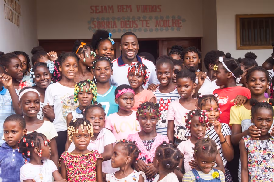 Futebolista Djalma Campos visita e doa bens a Centro de Acolhimento