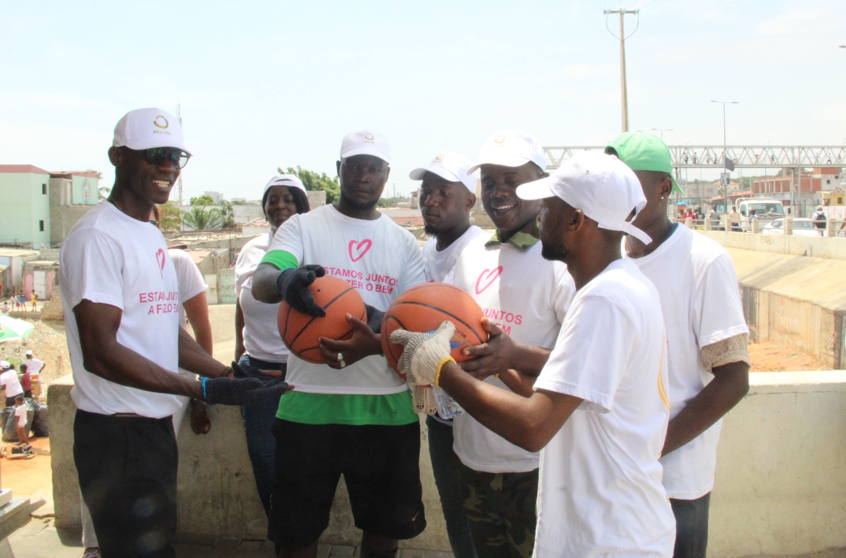 Jovens do Rocha Pinto recebem material desportivo para inclusão social