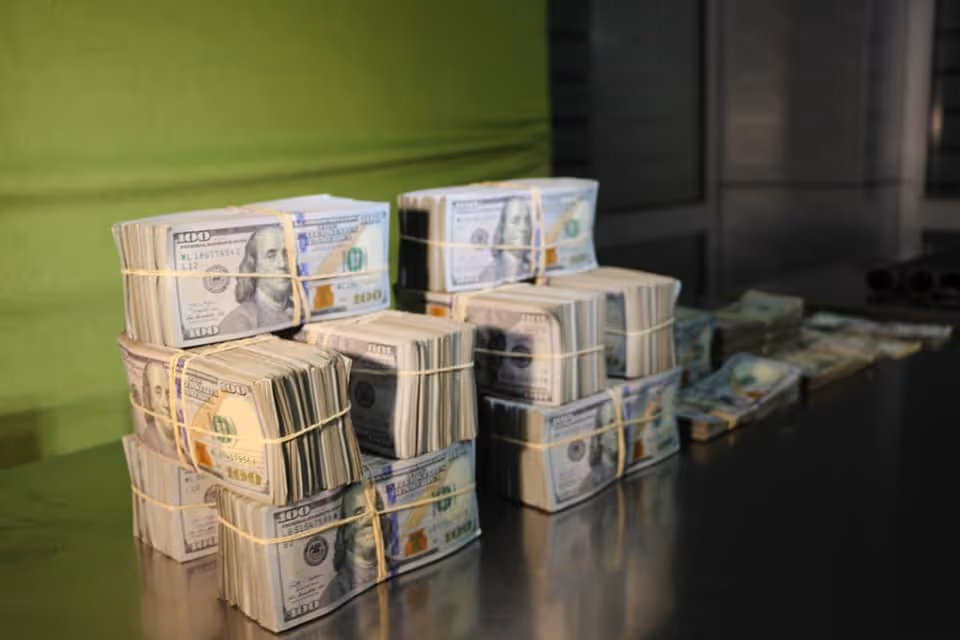 Cidadão vietnamita detido com mais de 500 mil dólares
