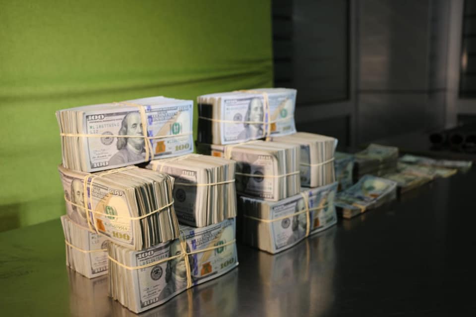 Cidadão vietnamita detido com mais de 500 mil dólares 