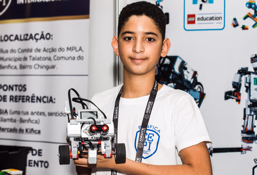 Estudantes do CEPI criam robô com kit lego