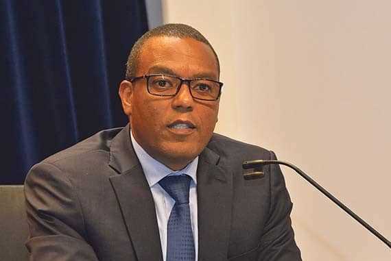 Apenas um terço da população angolana tem acesso aos bancos, declara governador do BNA