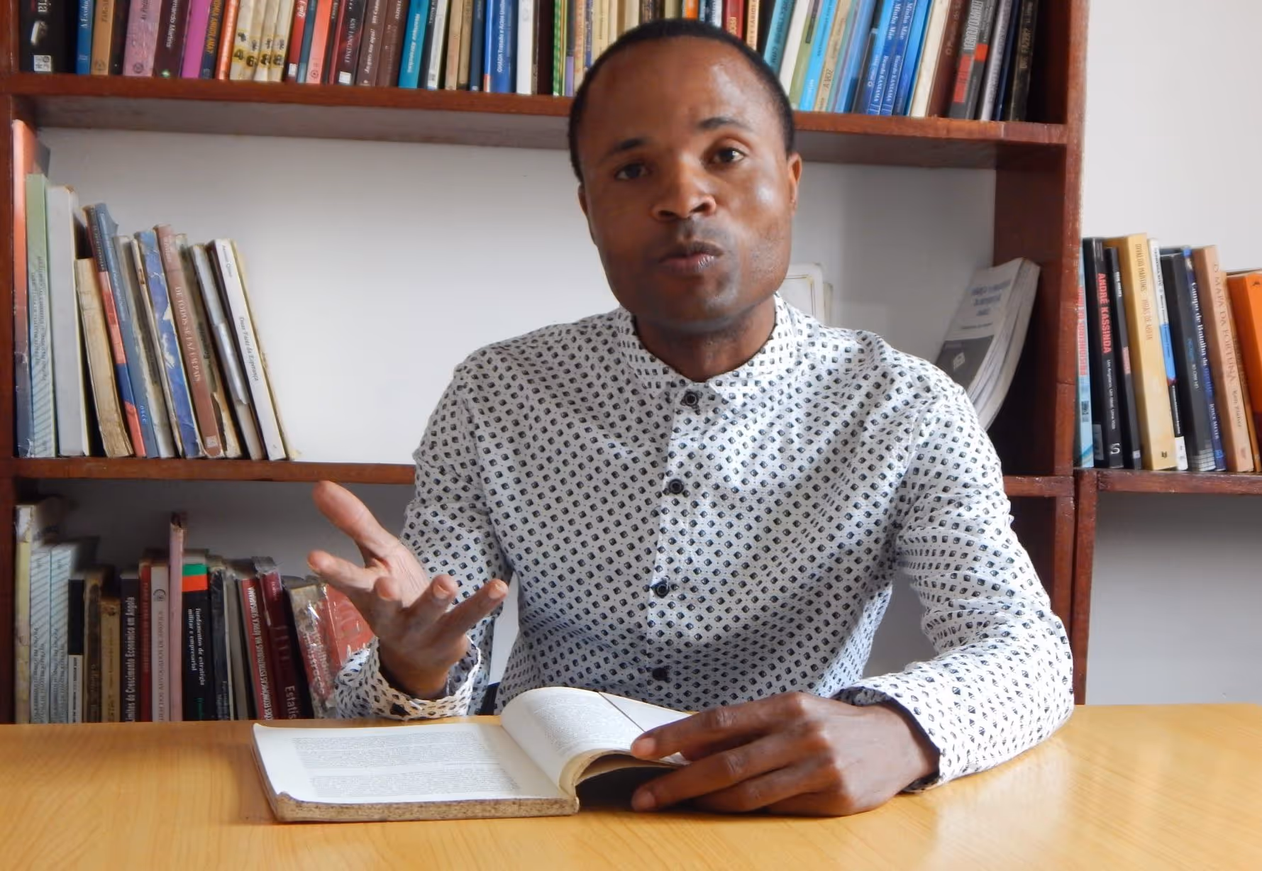 Intercâmbio cultural une em Angola docentes universitários de várias partes do mundo