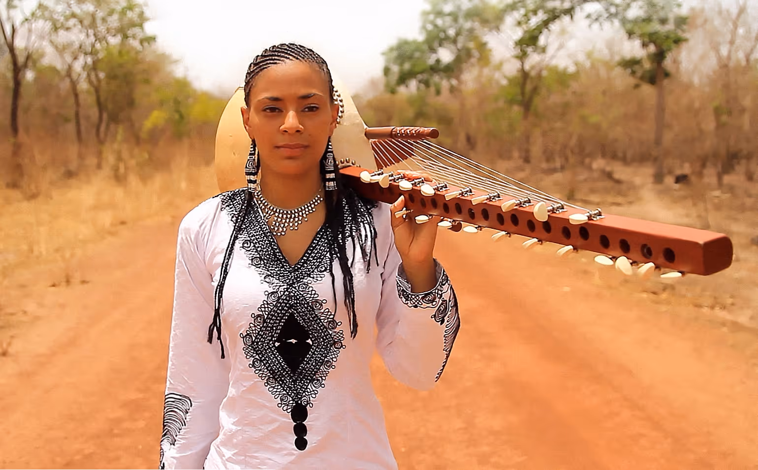 Sona Jobarteh traz em concertos o som secular do kora