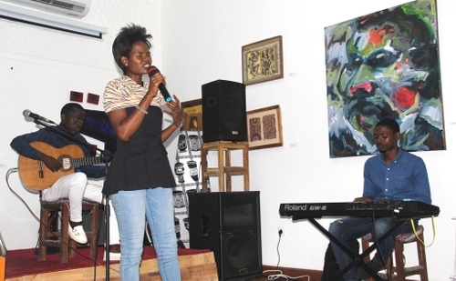 Poetisa afirma que a literatura não é o melhor caminho para se alcançar estabilidade económica