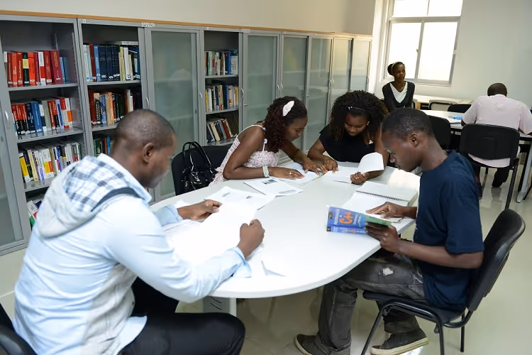 Melhores estudantes da UnIA vão beneficiar de estágio