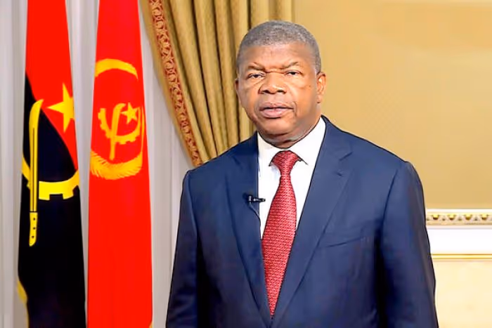 Presidente suspende viagens ao exterior