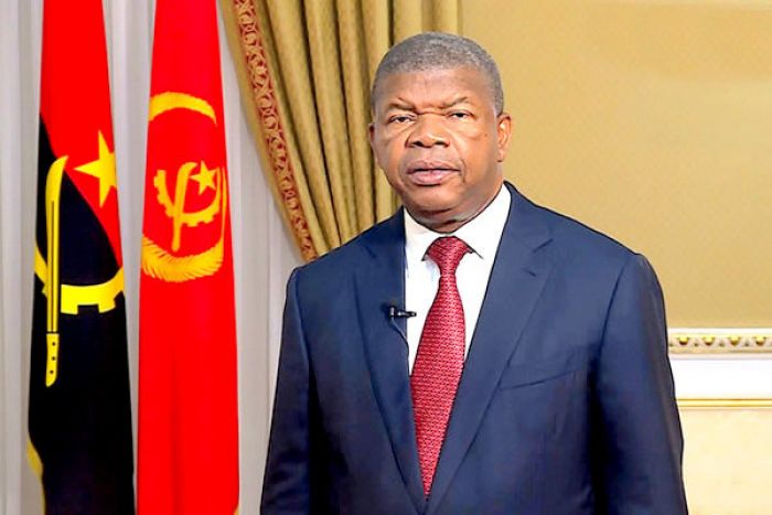 Presidente suspende viagens ao exterior