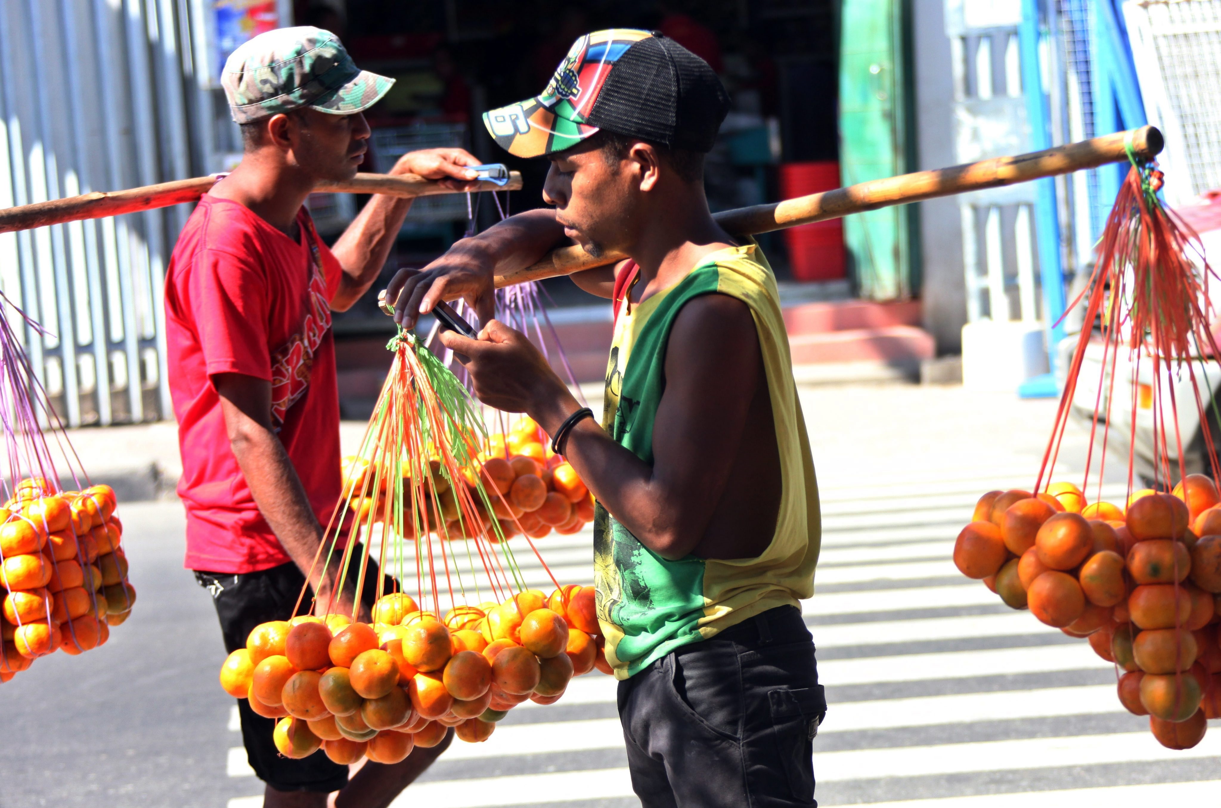 Zungueiros divididos entre morrer de fome e enfrentar o Covid-19 nas ruas