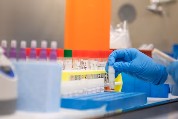 Novo coronavírus pode ter saído de laboratório em Wuhan 