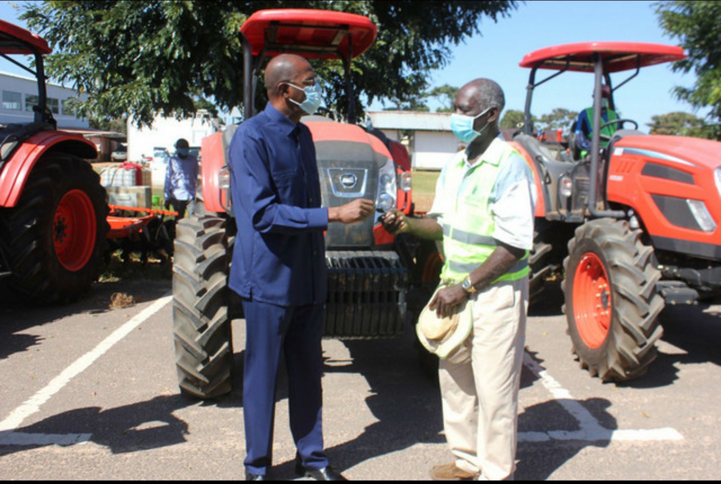 Moxico recebe tractores para apoio à agricultura