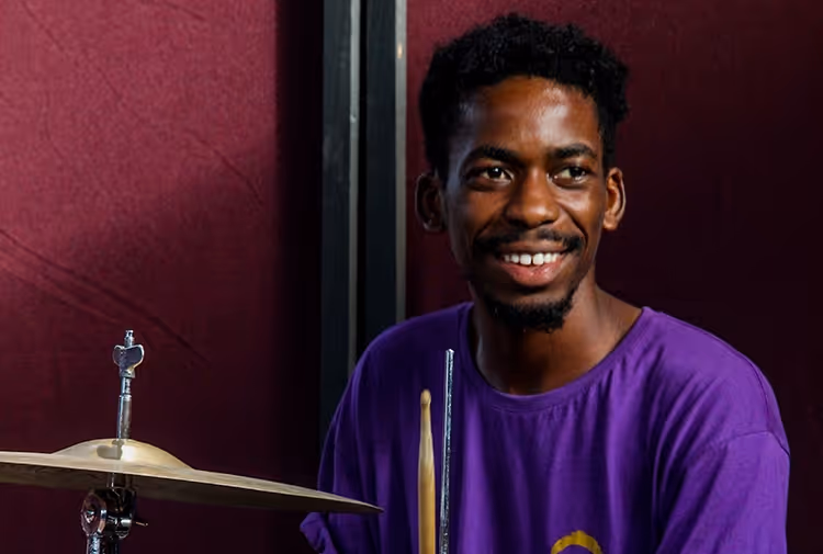 Fundação Arte e Cultura lança aulas online de percussão corporal com o professor Gideão Zumba