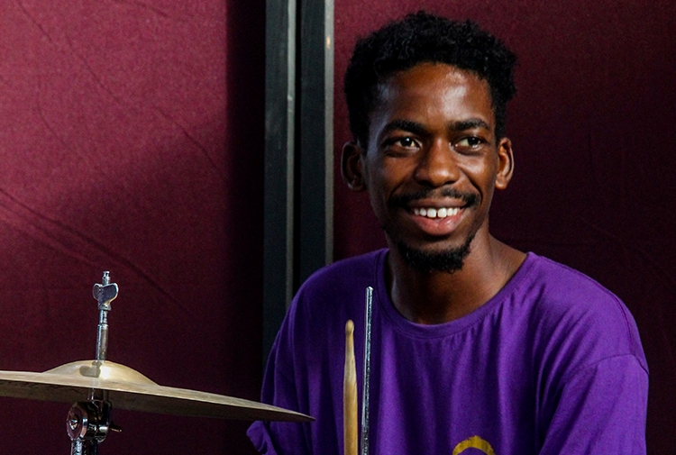 Fundação Arte e Cultura lança aulas online de percussão corporal com o professor Gideão Zumba