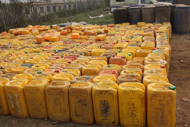 Mais de 14 mil litros de combustível apreendidos na província do Uíge