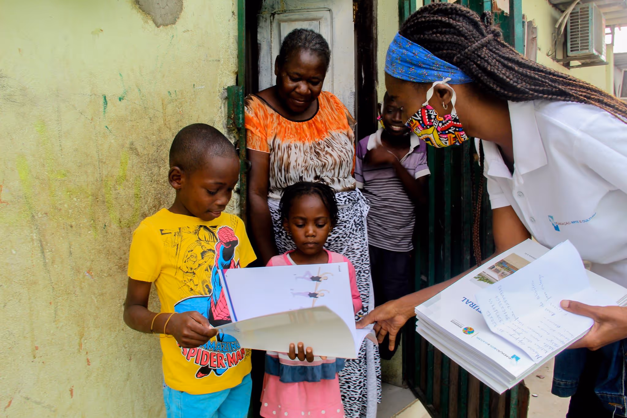 Fundação oferece manuais para formação artística às crianças da Ilha de Luanda  