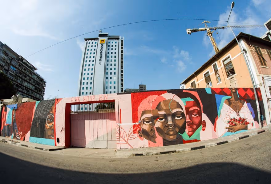 Verkron pinta mural para exercitar o debate de “questões revolucionárias”