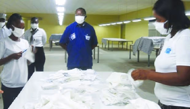Professores no Cuito beneficiados com máscaras de protecção