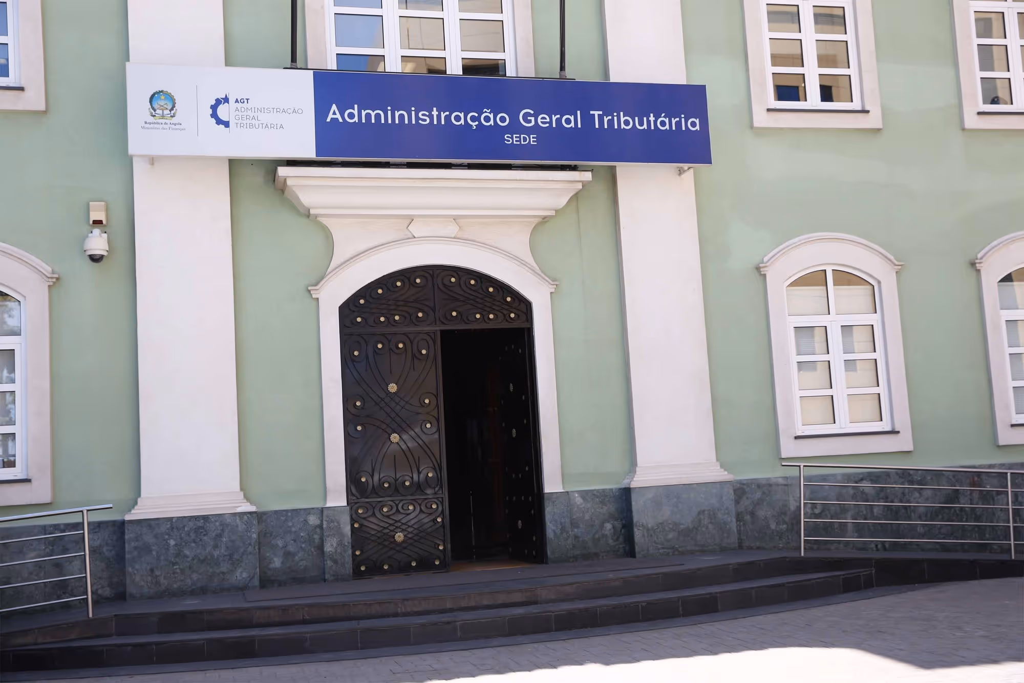 Revista legislação fiscal para redução da carga dos impostos