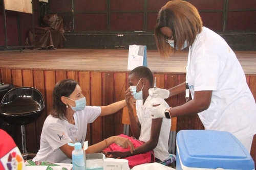 Crianças são vacinadas contra o tétano na Ilha de Luanda