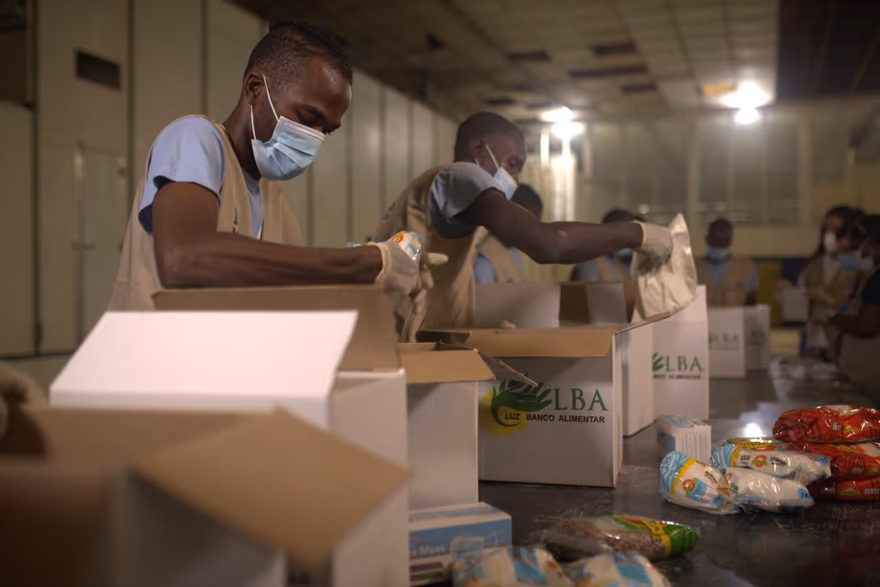 Organização distribui cestas básicas “para melhorar a alimentação de milhares de famílias”