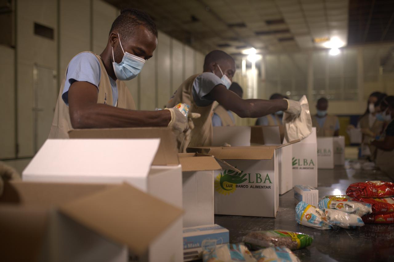 Organização distribui cestas básicas “para melhorar a alimentação de milhares de famílias”