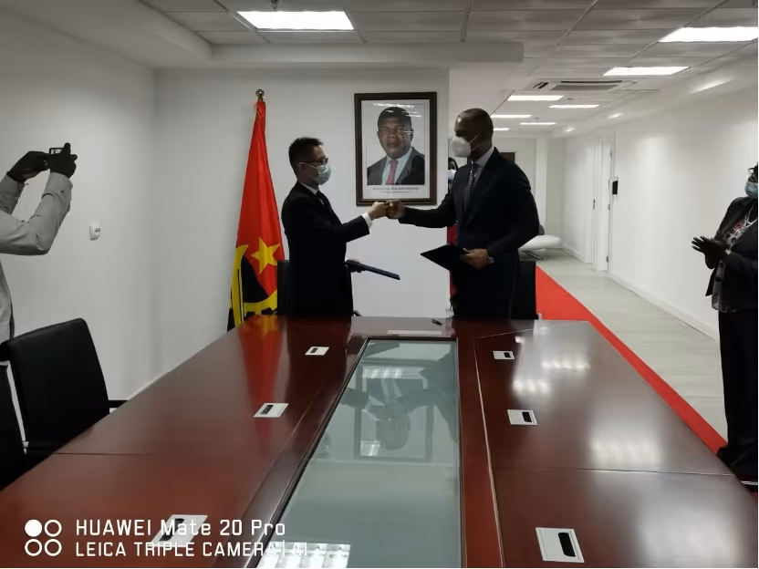 Huawei apoia com diversos equipamentos electrónicos Administração do Talatona