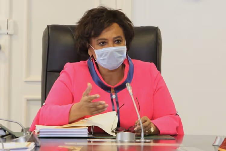 Ministra lamenta o facto de as mulheres serem forçadas a fazer poupanças que raramente servem para financiar os seus negócios