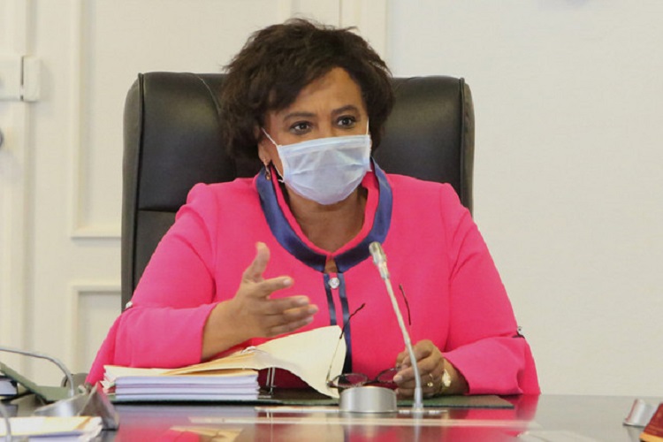 Ministra lamenta o facto de as mulheres serem forçadas a fazer poupanças que raramente servem para financiar os seus negócios