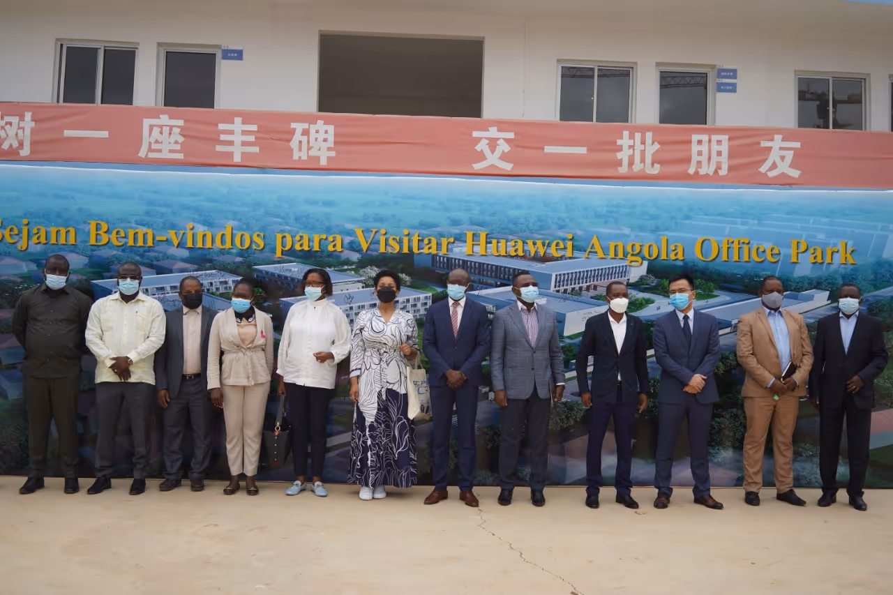 MINTTICS apresenta à delegação moçambicana parque tecnológico da Huawei em Luanda 