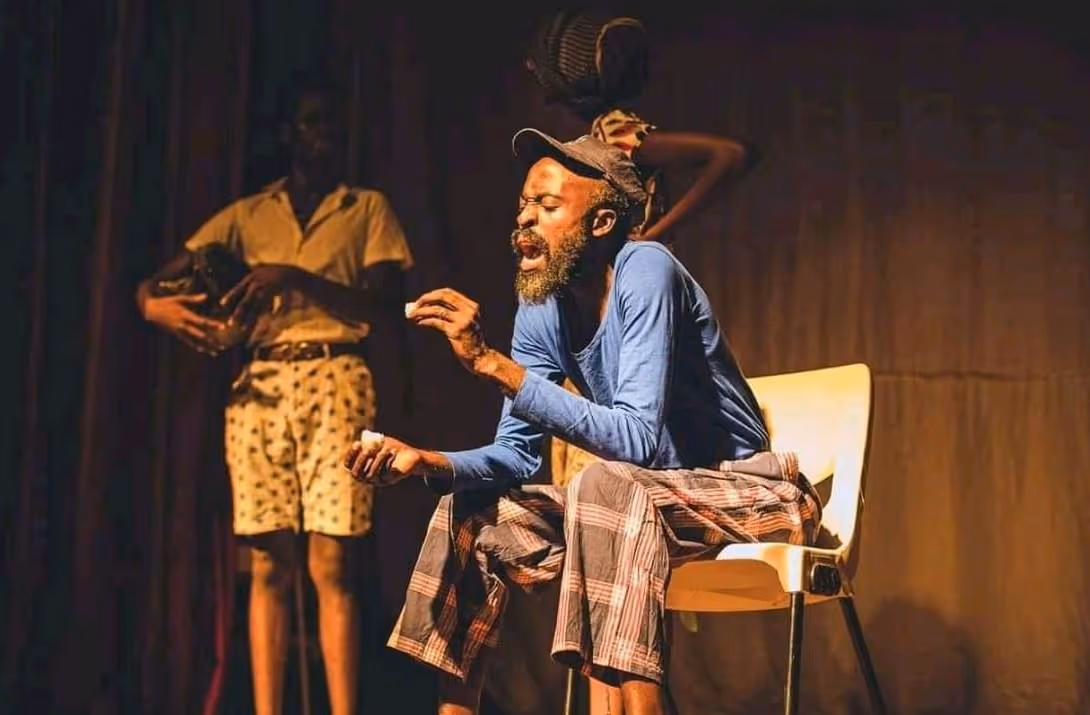 Jovens da Mulemba realizam “Funeral de Champanhe” na Fundação Arte e Cultura