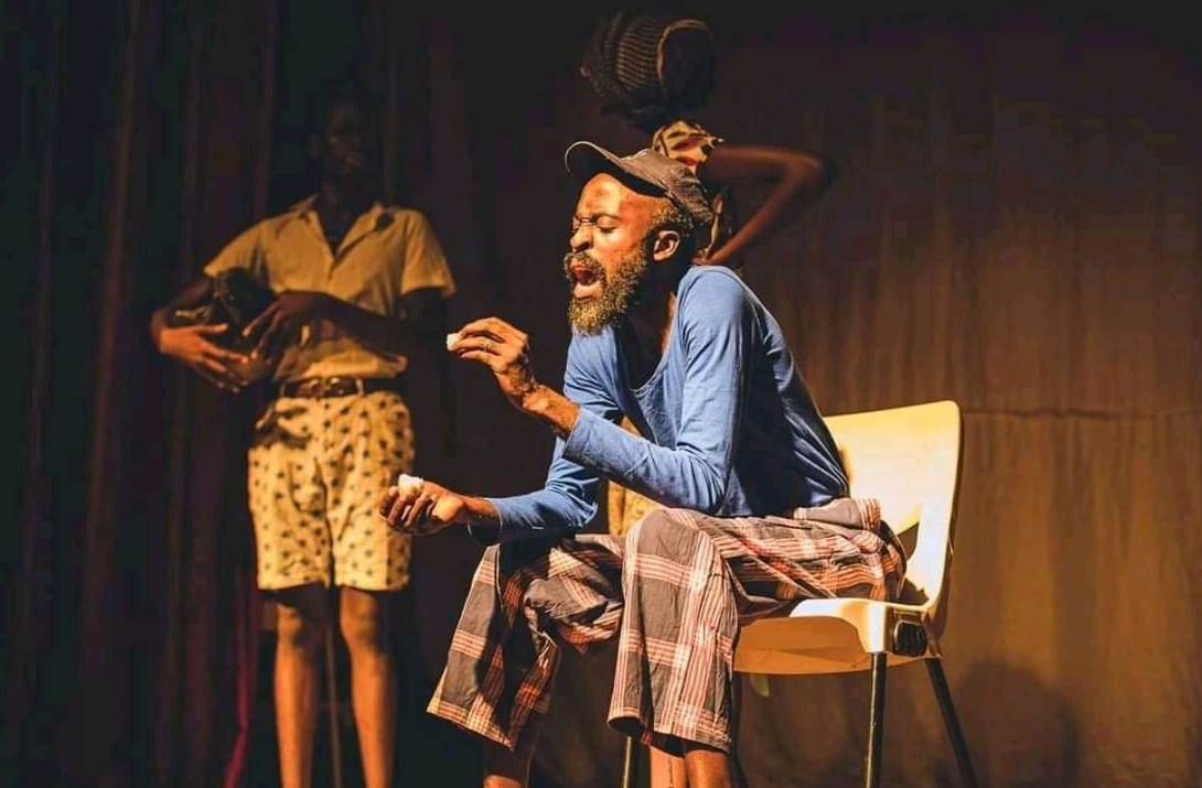 Jovens da Mulemba realizam “Funeral de Champanhe” na Fundação Arte e Cultura