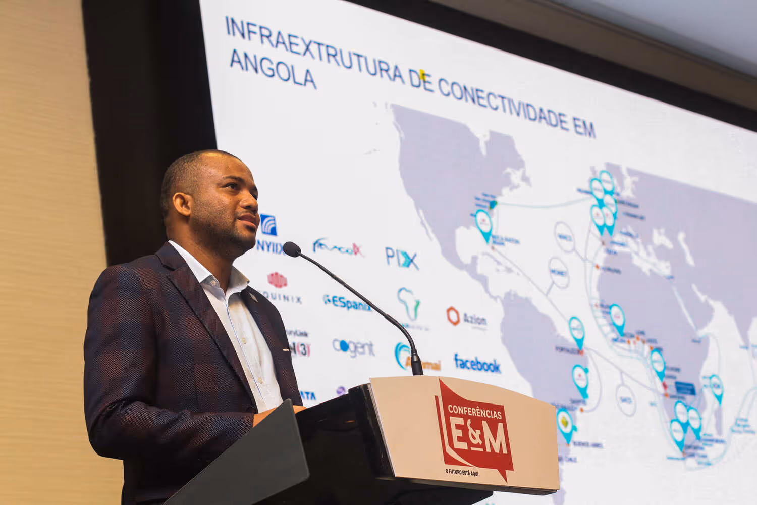 26,5% da população angolana têm acesso a internet. Especialista considera insuficiente e defende mais investimentos 