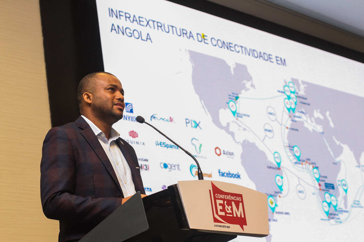 26,5% da população angolana têm acesso a internet. Especialista considera insuficiente e defende mais investimentos 