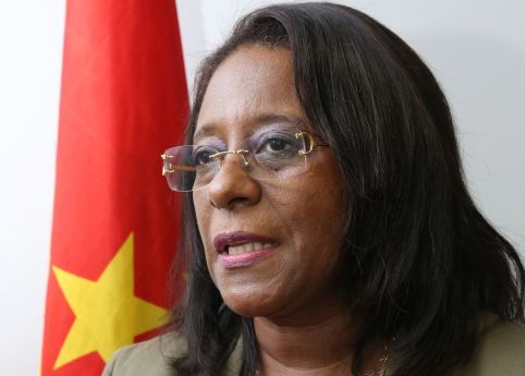 Ministra defende políticas para ultrapassar analfabetismo digital entre estudantes da CPLP