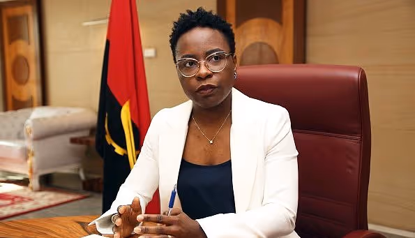 Ministra das Finanças assegura haver dinheiro para aumento dos salários