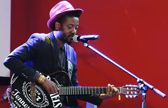 A’mosi Just A Label apresenta “Somos o que somos”, seu novo single