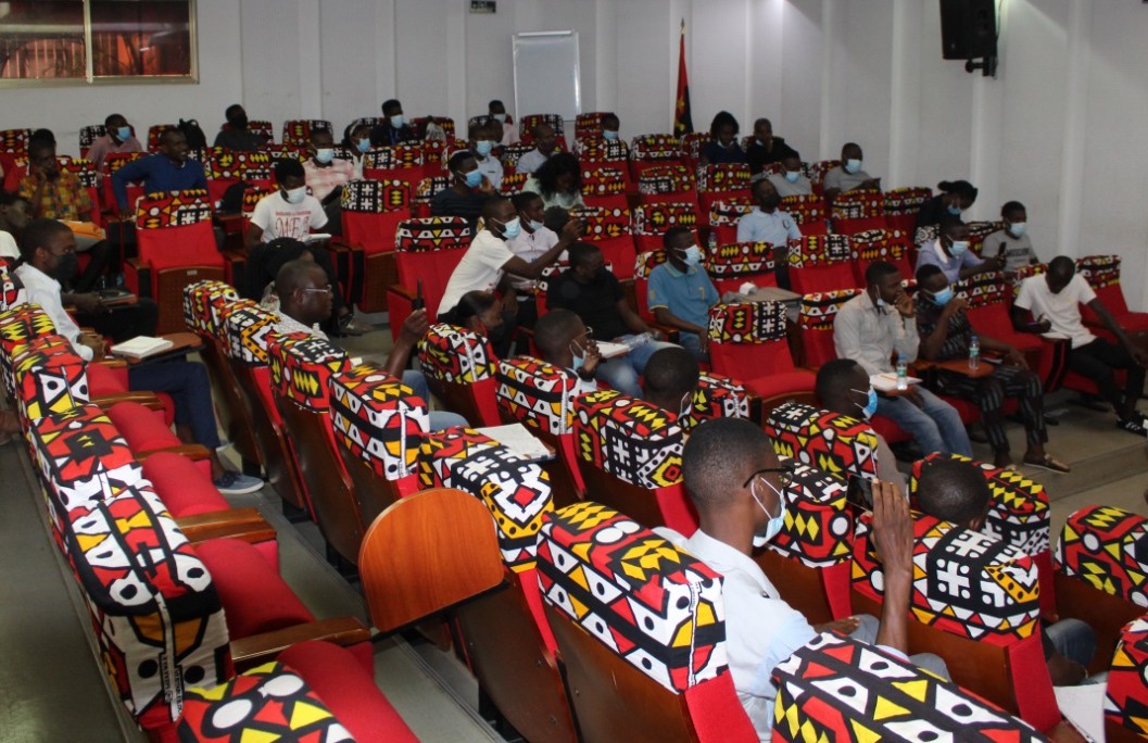 Desafios das lideranças juvenis e cidadania empresarial angolana debatidos em workshop