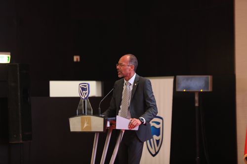 Angola “ainda cresce a um ritmo lento”, afirmou economista Fáusio Mussá