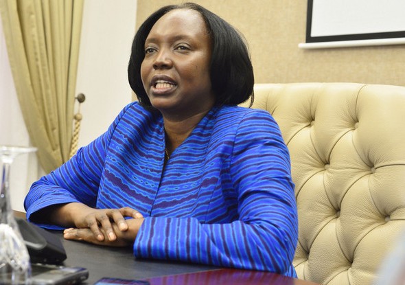 Ministra da Saúde releva a necessidade de existir uma indústria robusta de medicamentos